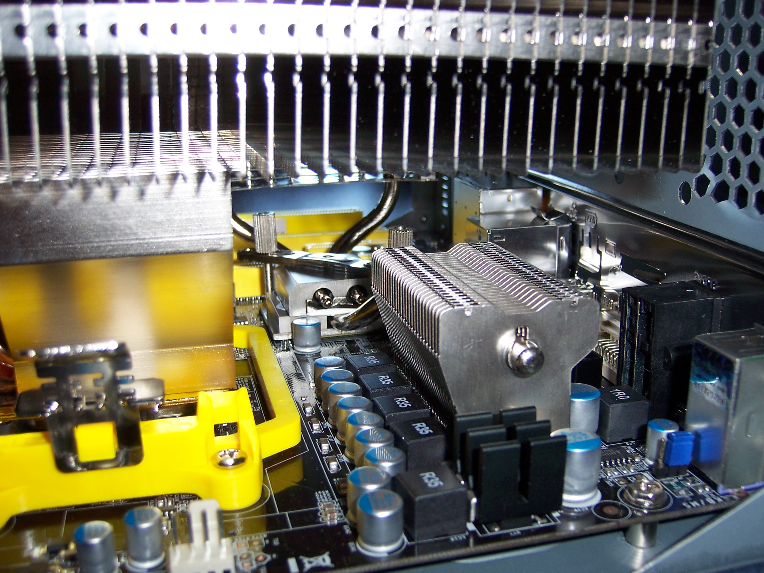 Chipset heatsinks